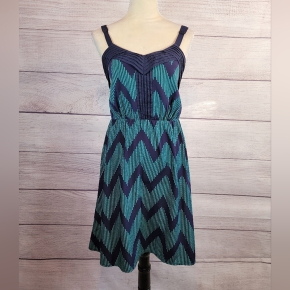 ARYN K. Chevron Twist Back Blouson Dress Dark Blue and Light Blue Size Small - Picture 1 of 6